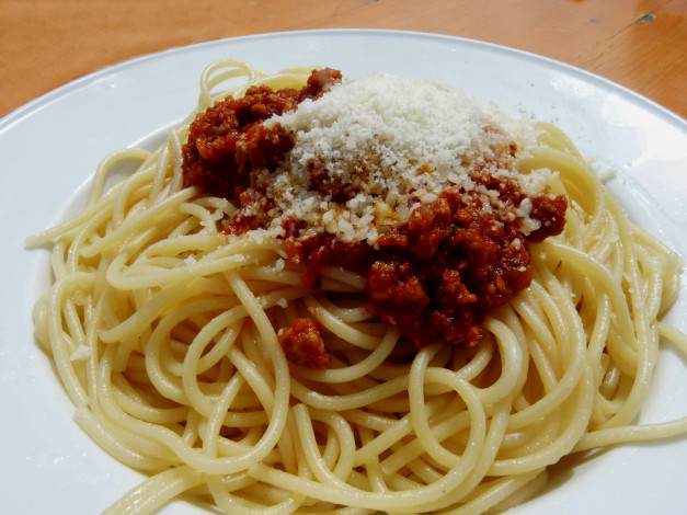 Обои картинки фото еда, макаронные блюда, соус, спагетти, тертый, сыр