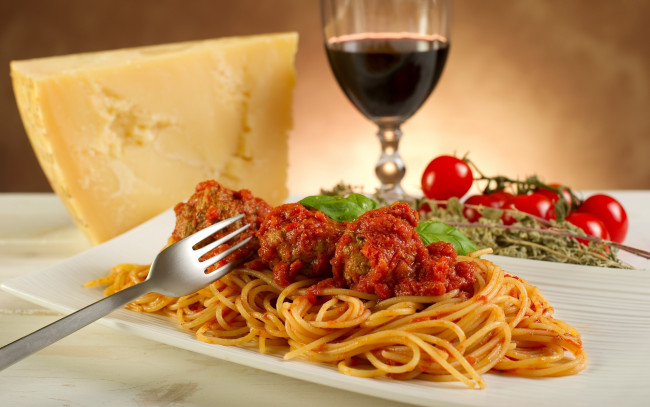 Обои картинки фото еда, макаронные блюда, соус, сыр, вино, спагетти