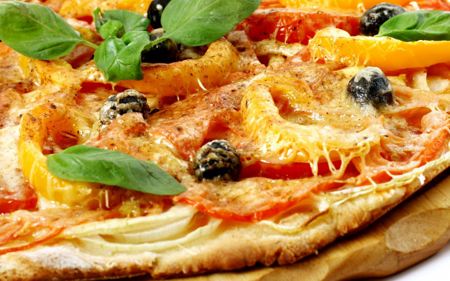 Обои картинки фото еда, пицца, базилик, сыр, маслины