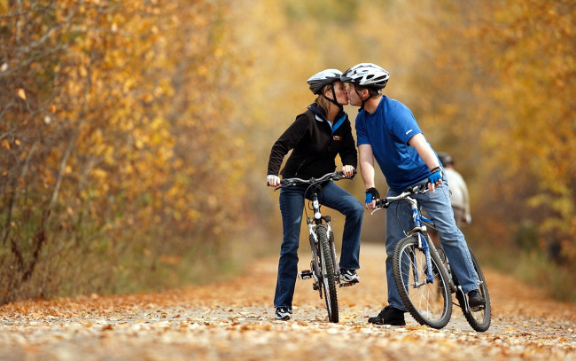 Обои картинки фото разное, мужчина женщина, аллея, поцелуй, осень, велосипедисты