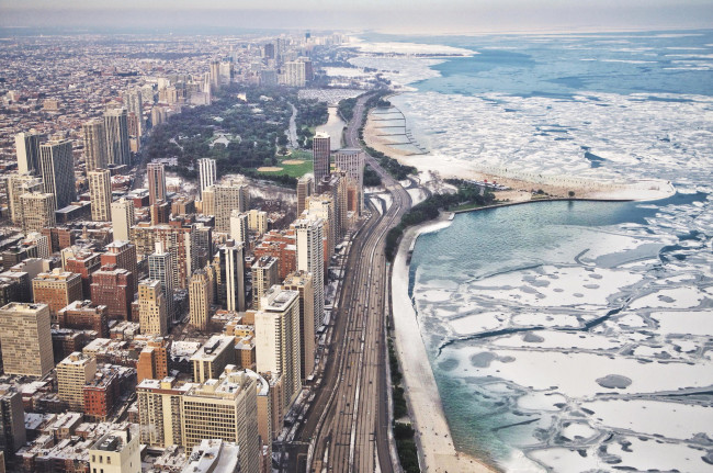 Обои картинки фото города, Чикаго , сша, иллинойс, зима, снег, Чикаго, высота, небоскребы, город, река, лёд