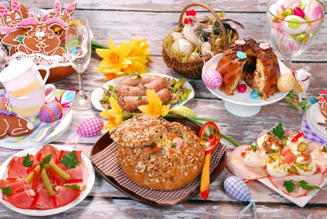 Обои картинки фото праздничные, пасха, яйца, закуски, хлеб, сервировка, мясо, кулич, колбаски, стол, ассорти
