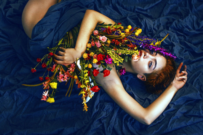 Обои картинки фото девушки, - рыжеволосые и разноцветные, девушка, покрывало, цветы