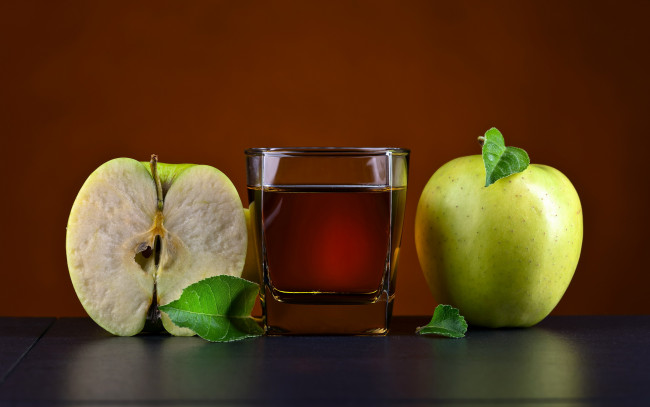 Обои картинки фото еда, напитки,  сок, яблочный, сок, яблоко