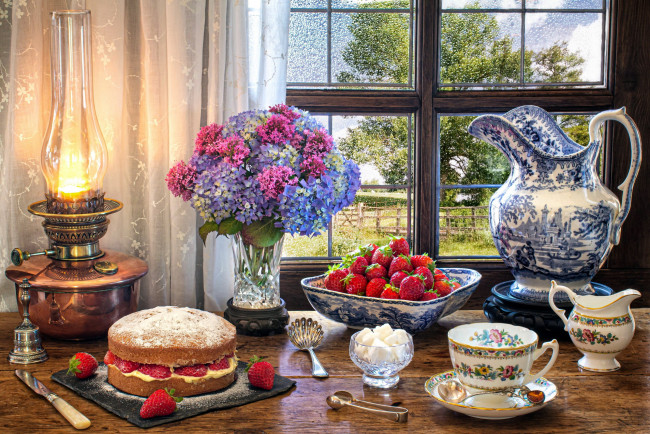 Обои картинки фото еда, натюрморт, гортензия, лампа, торт, клубника, сахар