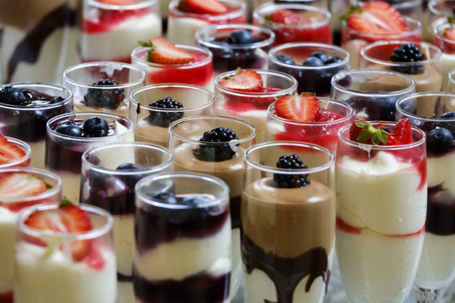 Обои картинки фото еда, мороженое,  десерты, стаканы, десерты, ассорти, ягоды