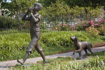 Картинка города памятники скульптуры арт объекты мальчик собака