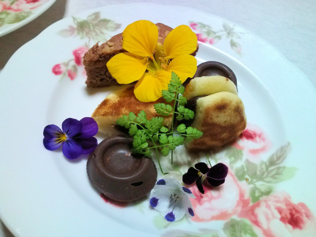 Обои картинки фото еда, разное, кекс, шоколад, цветы