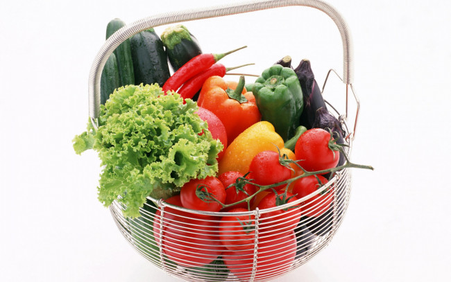 Обои картинки фото еда, овощи, корзина, зелень, перец, томаты, помидоры