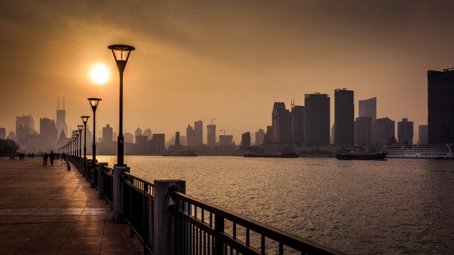 Обои картинки фото города, шанхай , китай, фонари, набережная, азия, шанхай, china, shanghai, солнце, река, небоскребы