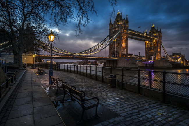 Обои картинки фото города, лондон , великобритания, огни, tower, bridge, лондон, река, набережная, лавочки, фонари, тротуар, город, england, тауэрский, мост, англия, вечер, london