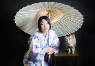 Картинка девушки -unsort+ азиатки чёрный фон стол девушка юката зонт кот