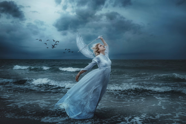 Обои картинки фото девушки, -unsort , блондинки, save, me, девушка, море, берег, шторм, зонт, ветер, птицы, tj, drysdale