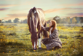 Картинка девушки -unsort+ рыжеволосые+и+другие луга конь рыжая лошадь