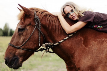 Картинка девушки -unsort+ блондинки всадница голова гнедой футболка блондинка конь лошадь