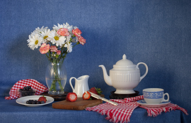 Обои картинки фото еда, натюрморт, голубика, цветы, клубника, чайник, букет, ягоды, чашка, нож, гвоздики