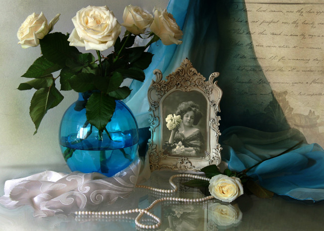 Обои картинки фото цветы, розы, рамка, портрет, ожерелье, бусы, ваза