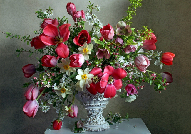 Обои картинки фото цветы, букеты,  композиции, нарциссы, тюльпаны