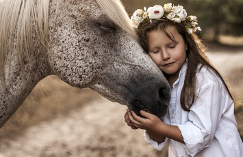 Картинка разное дети девочка венок лошадь