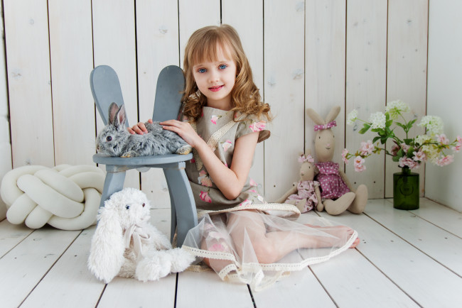 Обои картинки фото разное, дети, девочка, стул, кролик, игрушки