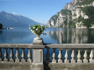 Картинка озеро гарда природа реки озера парапет италия цветы