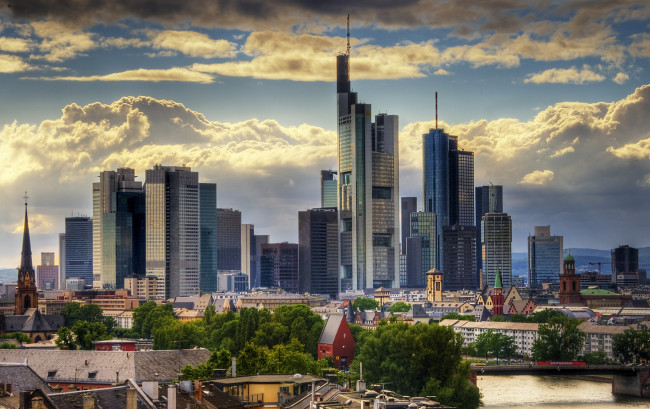Обои картинки фото франкфурт, на, майне, германия, города, панорамы, небоскребы, облака