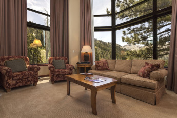 Картинка интерьер гостиная диван вид из окна столик кресла