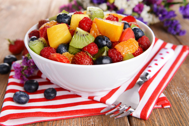 Обои картинки фото еда, мороженое,  десерты, фруктовый, салат, вилка, салфетка, ягоды, фрукты