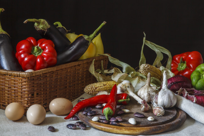 Обои картинки фото еда, овощи, чеснок, баклажаны, перец, яйца, фасоль, кукуруза