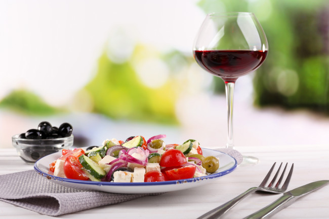 Обои картинки фото еда, салаты,  закуски, салат, вилка, салфетка, вино, бокал, оливки