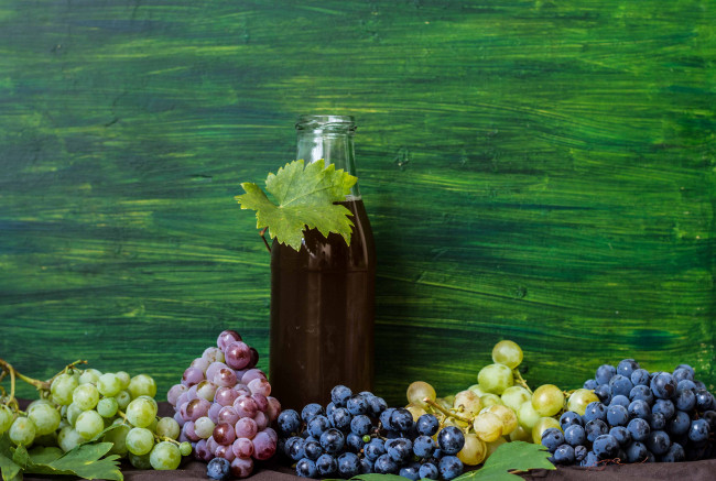 Обои картинки фото еда, виноград, бутылка, сок, листик, грозди