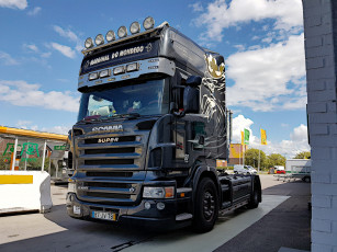 Картинка автомобили scania+ выставка улица грузовик