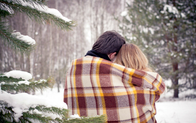 Обои картинки фото разное, мужчина женщина, зима, снег, влюбленные, плед, объятие