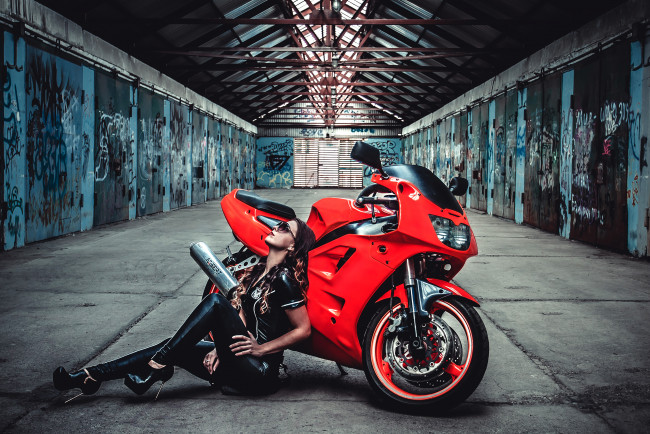 Обои картинки фото мотоциклы, мото с девушкой, мото, красный