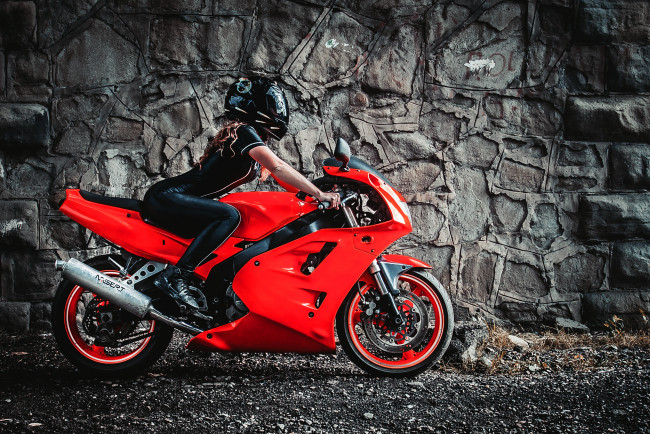 Обои картинки фото мотоциклы, мото с девушкой, мото, красный