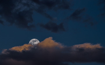 Картинка космос луна свет тучи облака небо