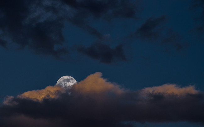 Обои картинки фото космос, луна, свет, тучи, облака, небо