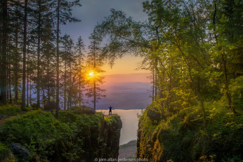 Картинка природа восходы закаты закат камни скалы jorn allan pedersen солнце лес высота озеро человек рассвет деревья норвегия горы