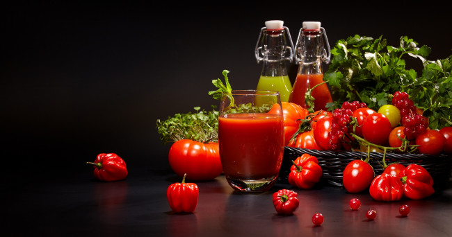 Обои картинки фото еда, напитки,  сок, перец, томат, зелень, сок, помидоры