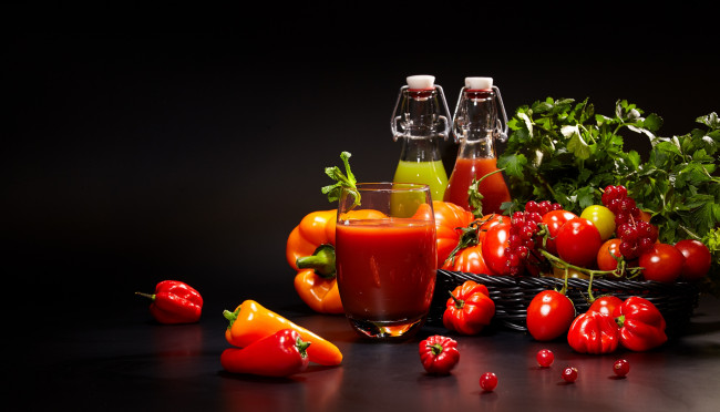 Обои картинки фото еда, напитки,  сок, томат, зелень, сок, перец, помидоры