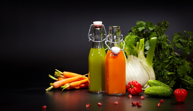 Обои картинки фото еда, напитки,  сок, морковь, перец, зелень, сок