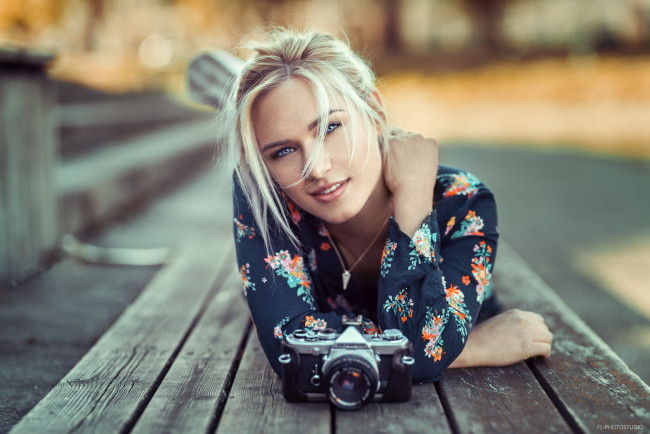 Обои картинки фото девушки, eva mikulski, улыбка, доски, фотоаппарат, камера, блондинка, модель, ева, микульски