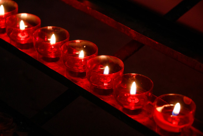 Обои картинки фото разное, свечи, красные, подсвечники, огоньки
