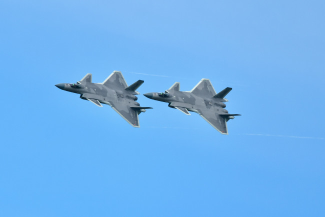 Обои картинки фото авиация, боевые самолёты, chengdu, j20, ноак, простой, фон, минимализм, самолеты, полет, небо, военные