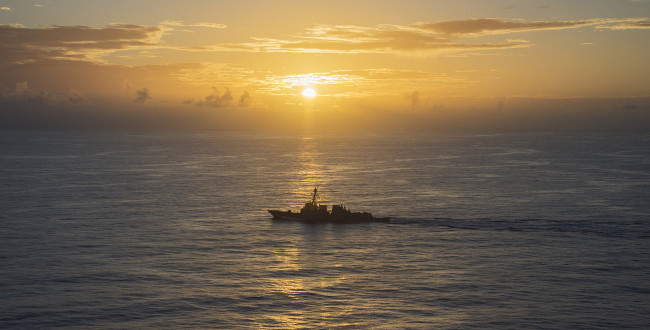 Обои картинки фото корабли, крейсеры,  линкоры,  эсминцы, филиппинское, море, uss, майкл, мерфи, ракетный, эсминец, ddg, 112, закат, корабль