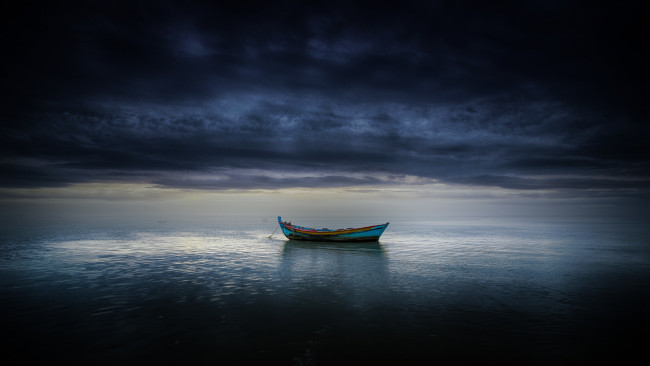 Обои картинки фото корабли, лодки,  шлюпки, море, лодка, буря, облака, горизонт, серые