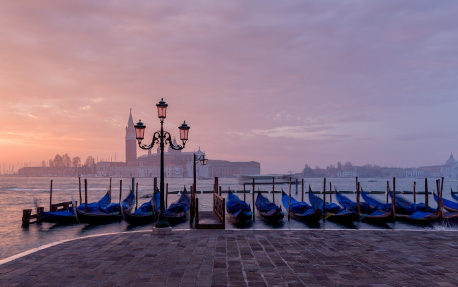 Обои картинки фото города, венеция , италия, гондолы, дома, фонари, лодки, венеция, пристань, здания