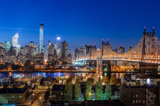 Обои картинки фото midtown manhattan - new york,  ny, города, нью-йорк , сша, небоскребы, огни, ночь, мост