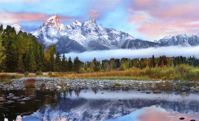 Обои картинки фото вершина гранд-титон, природа, реки, озера, небо, облака, туман, гора, лес, деревья, камни, озеро