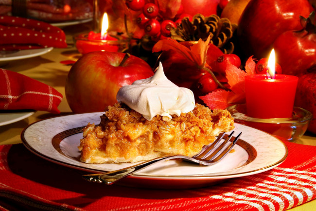Обои картинки фото еда, пироги, яблоки, свечи